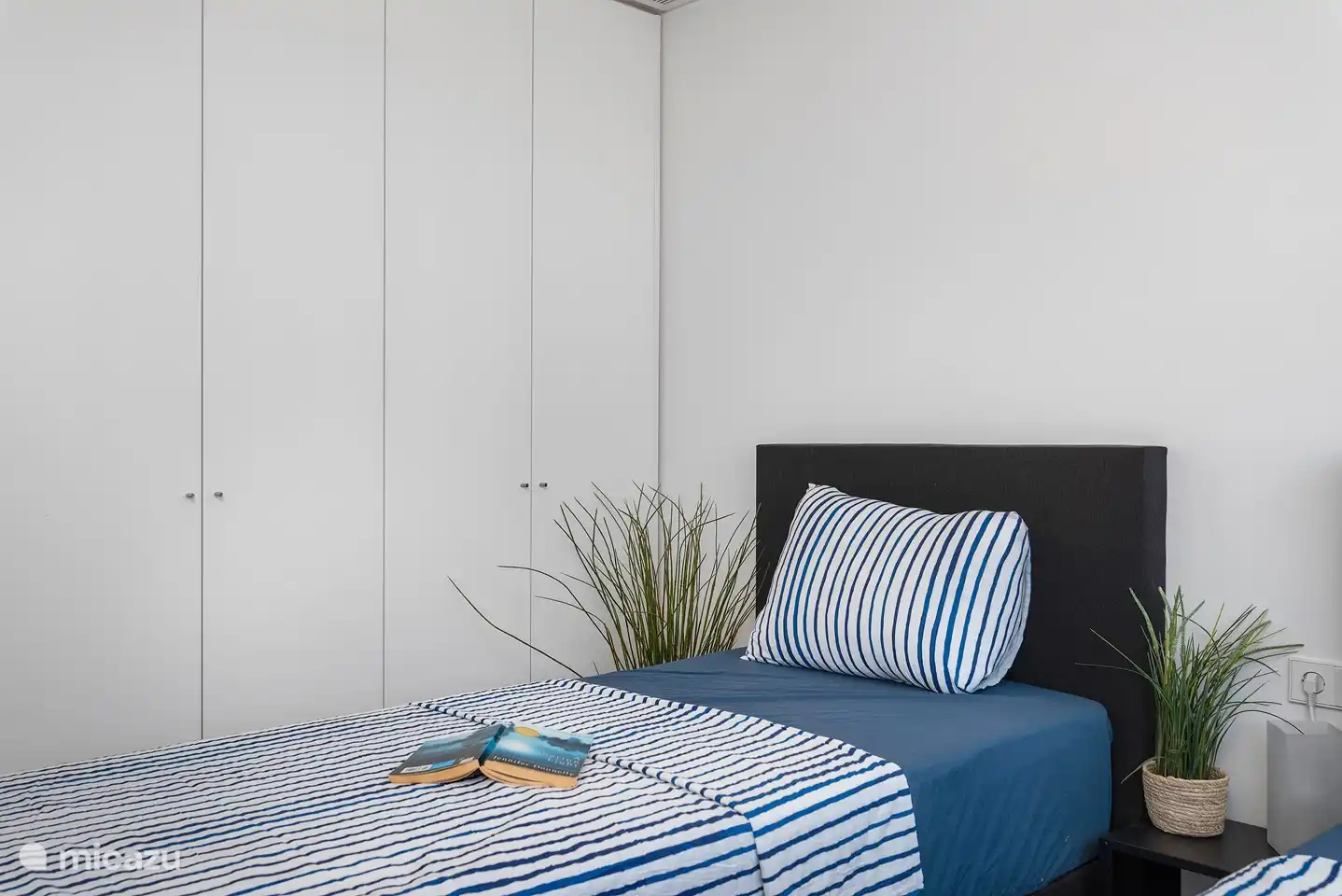 dormitorio con 2 camas individuales 90x200