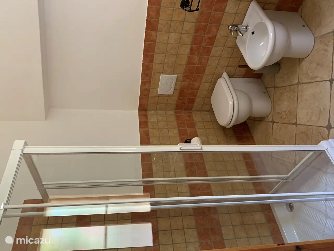 Badezimmer 1; zu Schlafzimmer 1