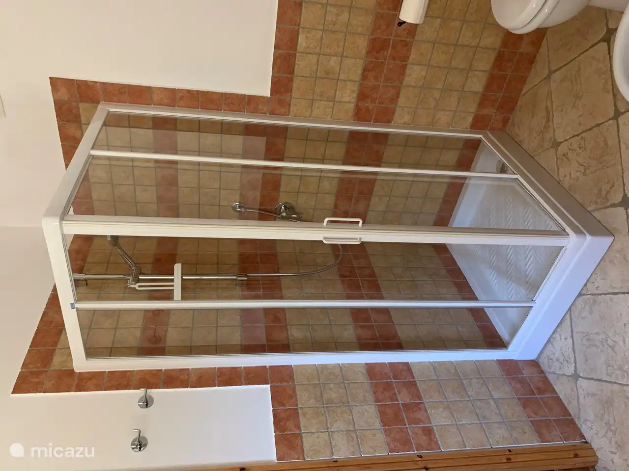 Badezimmer 1; zu Schlafzimmer 1