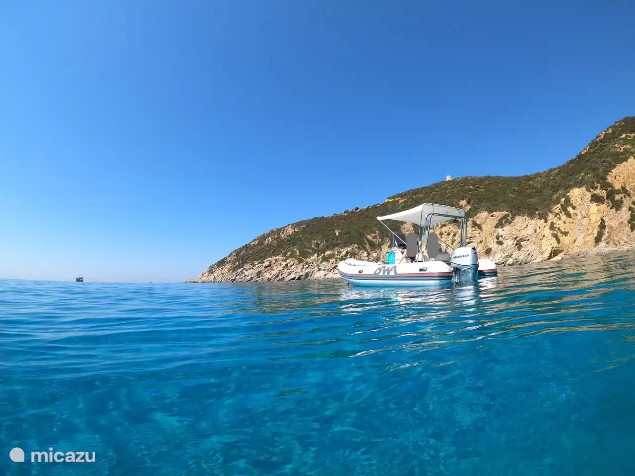 Foto, um die Bucht mit einem Boot zu besuchen.