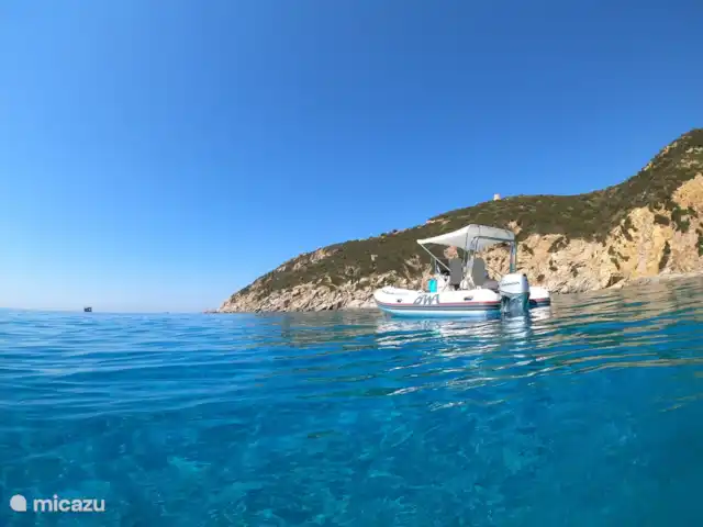 Tra Torre e Mare huren in Italië, Sardinië, Torre delle Stelle - vakantiehuis Foto te bezoeken baai met een boot.