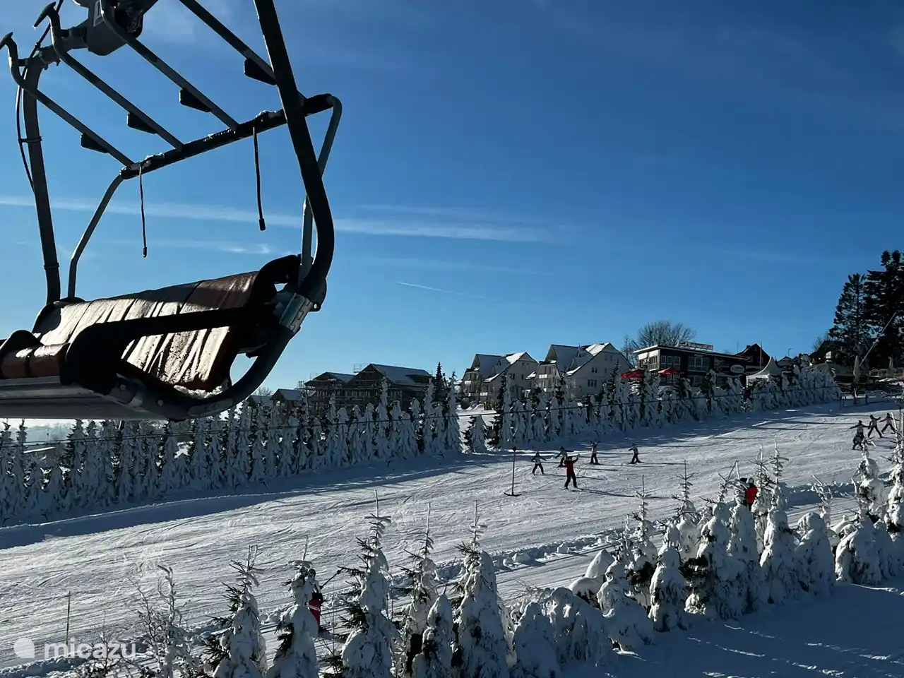 Au fond l'appartement, situé directement sur les pistes.