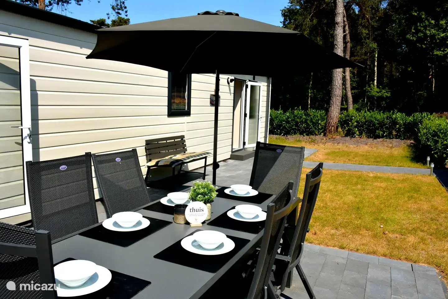 De tuin van ons chalet is volledig omheind, maar niet volledig afgesloten. 