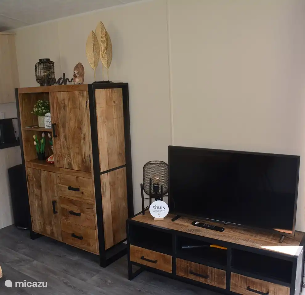 Het chalet is voorzien van een tv. 