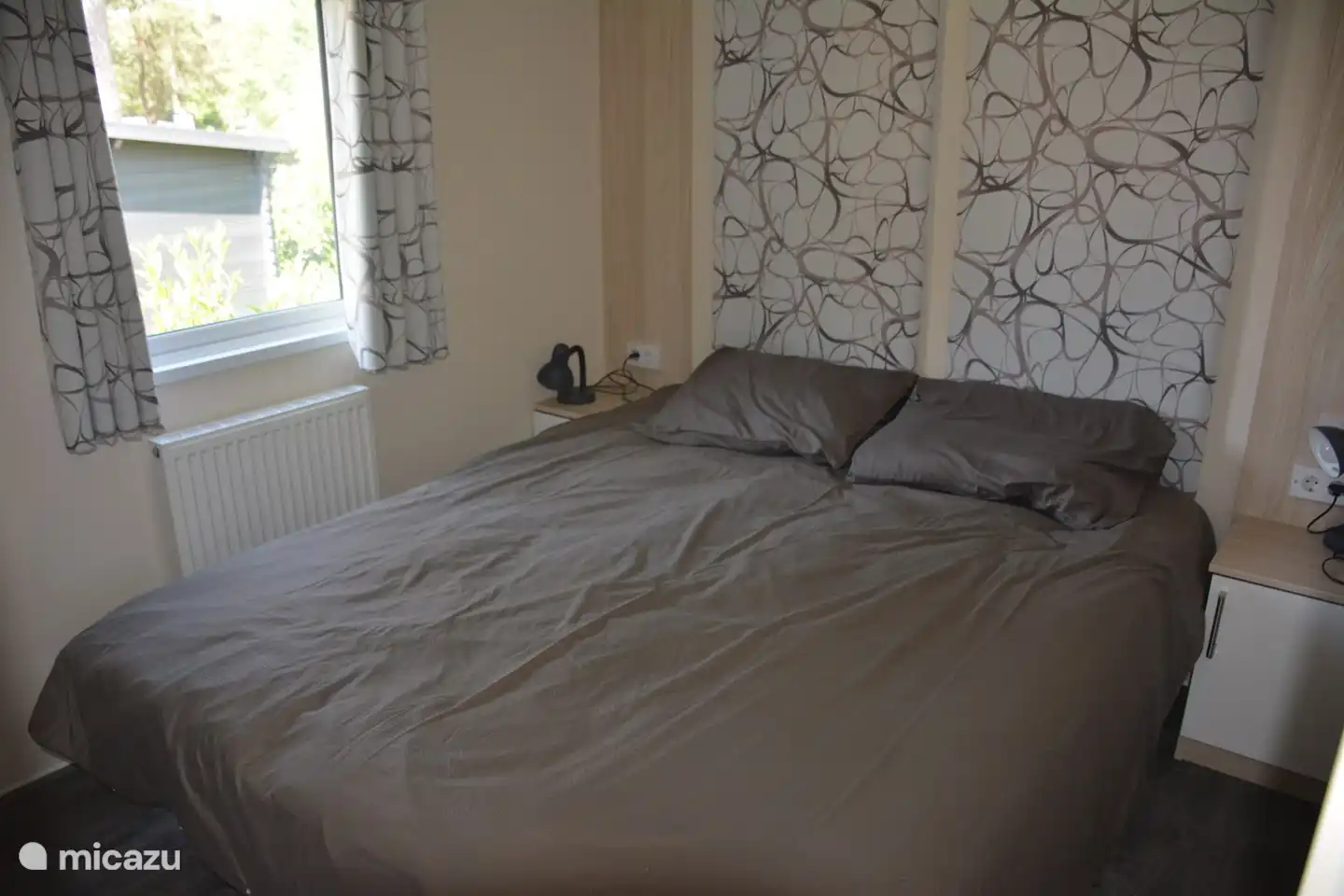 De andere slaapkamer is voorzien van een tweepersoonsbed en kastruimte. 