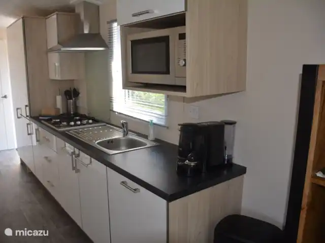 Location de Vacances Pays-Bas, Gueldre, Beekbergen, chalet - Chalet 't Veluws Huuske La cuisine est entièrement équipée avec, entre autres, un réfrigérateur/congélateur, un lave-vaisselle, un four micro-ondes combiné, une cuisinière à gaz 4 feux, une cafetière et une bouilloire.