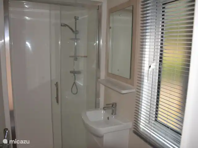 Location de Vacances Pays-Bas, Gueldre, Beekbergen, chalet - Chalet 't Veluws Huuske La salle de bain a une cabine de douche, un lavabo et des toilettes.
