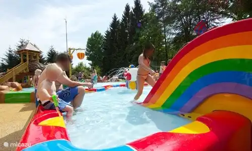 Naast het grote zwembad is er ook een bad voor de allerkleinsten