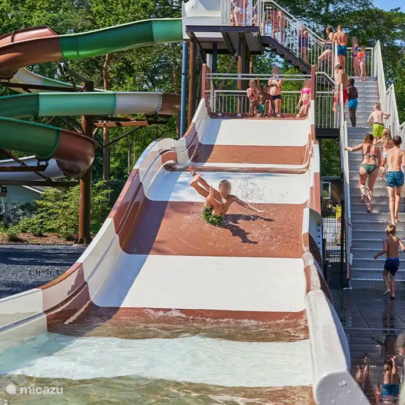 Een brede family slide van 25 meter lang, waar jouw hele gezin naast elkaar vanaf kan glijden.
