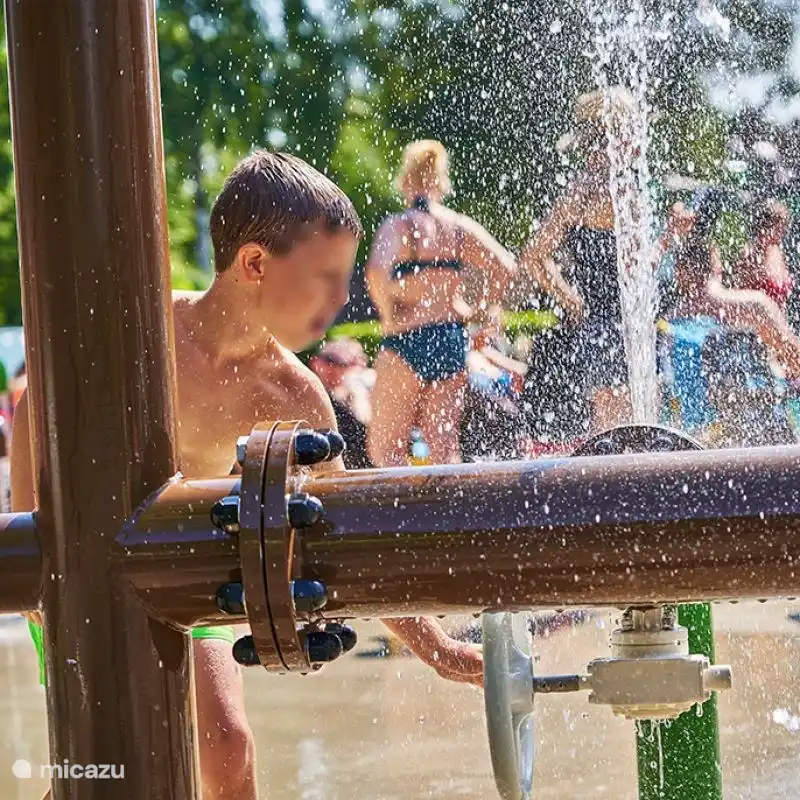 Kinderen beleven oneindig veel waterpret in ons mega spraypark. Komen jouw kinderen ook genieten?