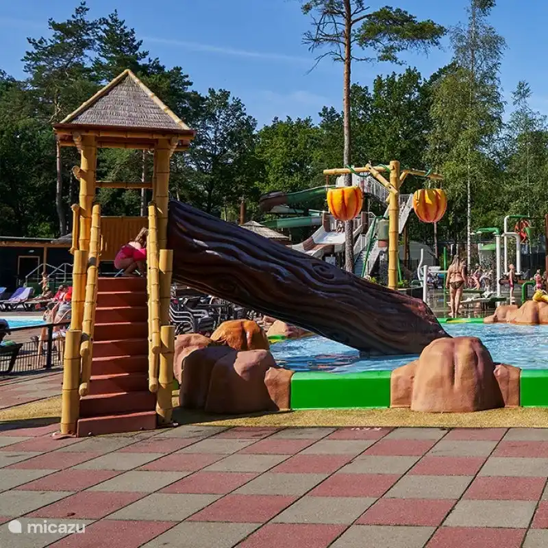 Waterpret voor jong en oud beleef je in onze verwarmde zwembaden. Ontdek het verwarmde, thematische kinderbad en het grote buitenzwembad. 