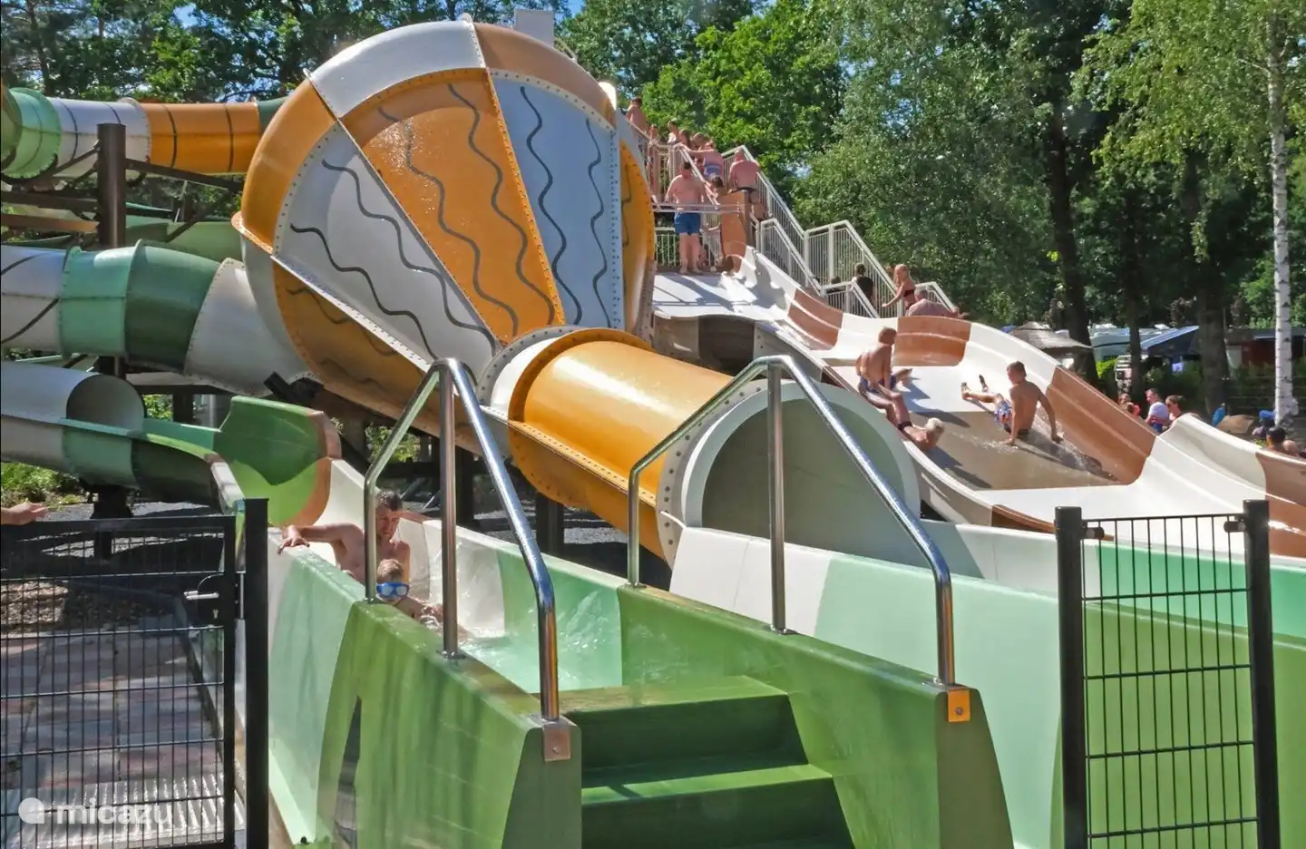 De Crazy Cone van 70 meter lang. Hier glij je eerst door een buis, word je vervolgens heen en weer geslingerd in de Crazy Cone, vol gave disco verlichting aan de binnenkant, en daarna glij je de glijbaan uit. Tijd om nog een keer te gaan!