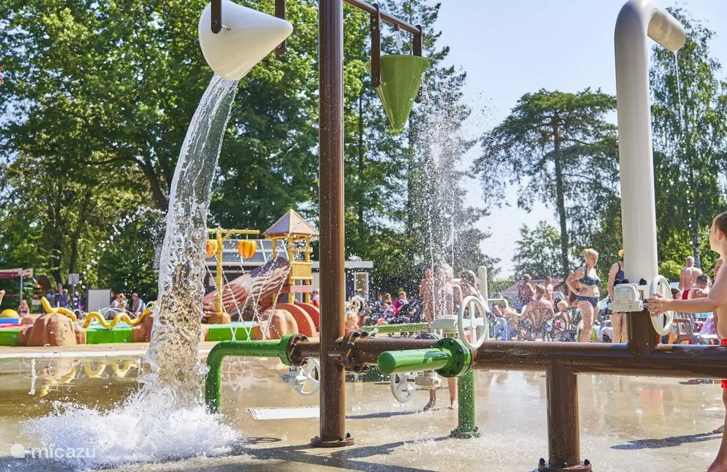 Kinderen beleven oneindig veel waterpret in ons mega spraypark. Komen jouw kinderen ook genieten?