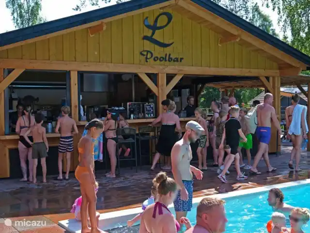 Location de Vacances Pays-Bas, Gueldre, Beekbergen, chalet - Chalet 't Veluws Huuske Imaginez-vous dans l'ambiance tropicale de notre tout nouveau Pool Bar ! Allongez-vous au soleil au bord de l'eau ou déjeunez sur la terrasse du Poolbar. Venez profiter des airs d'été et des boissons rafraîchissantes.