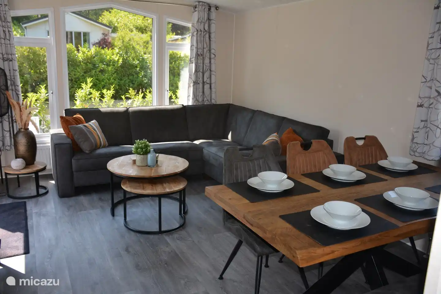 Een gezellig ingerichte woonkamer met hoekbank