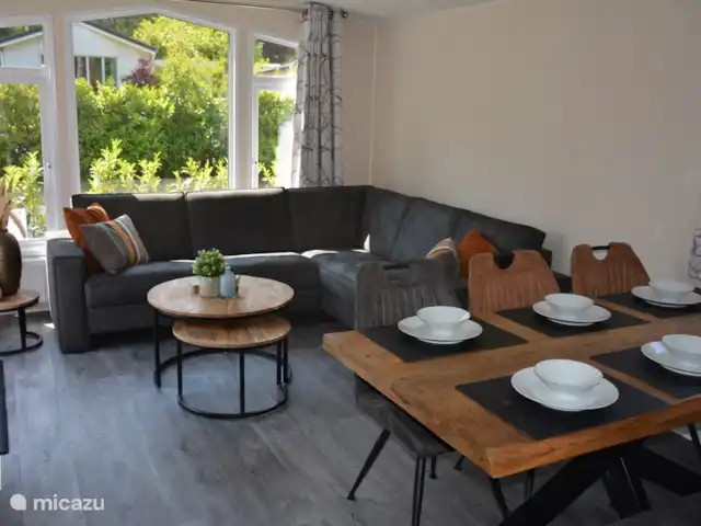 Location de Vacances Pays-Bas, Gueldre, Beekbergen, chalet - Chalet 't Veluws Huuske Un salon cosy avec canapé d'angle