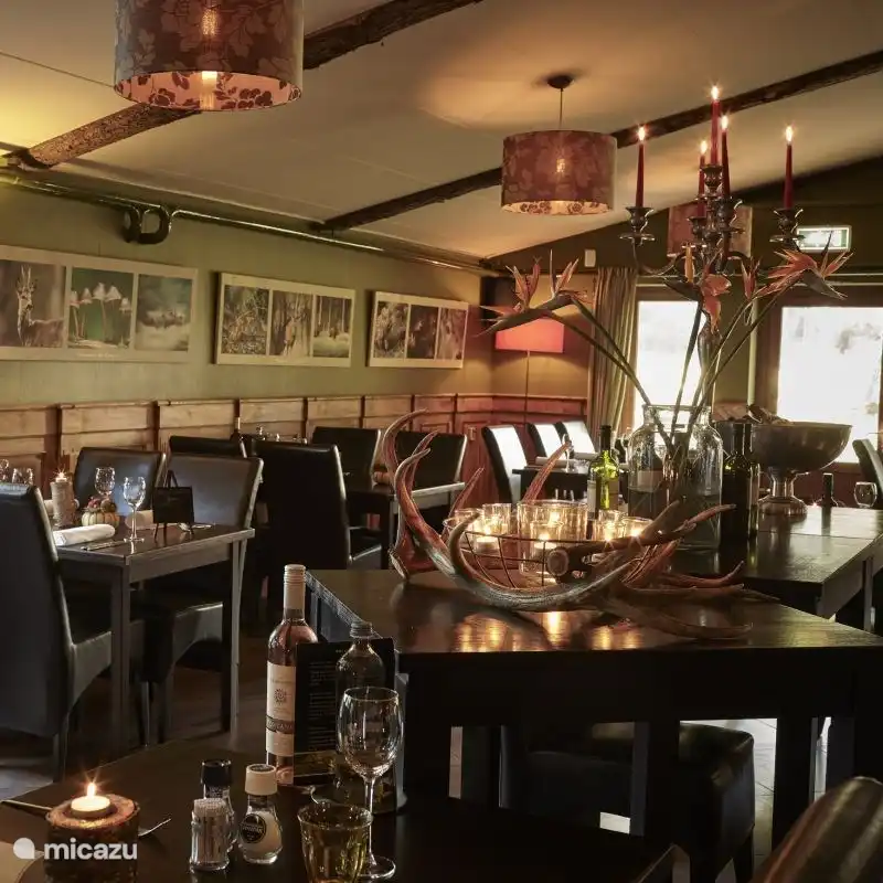 Lekker uit eten kan gewoon op ons vakantiepark. Namelijk in ons restaurant 'Eeterij De Lierderhoeve'.

Ons restaurant biedt jou lekker eten, vriendelijke bediening en een gezellige sfeer. Onze enthousiaste chef-kok maakt met verse producten heerlijke gerechten klaar. 