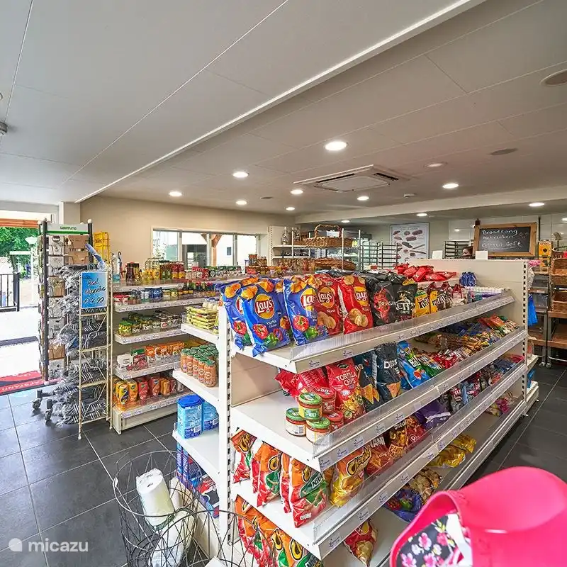 Het park beschikt over een winkeltje. Voor overige boodschappen ben je zo in het centrum van Beekbergen. Daar zit ook een toeristisch informatiepunt