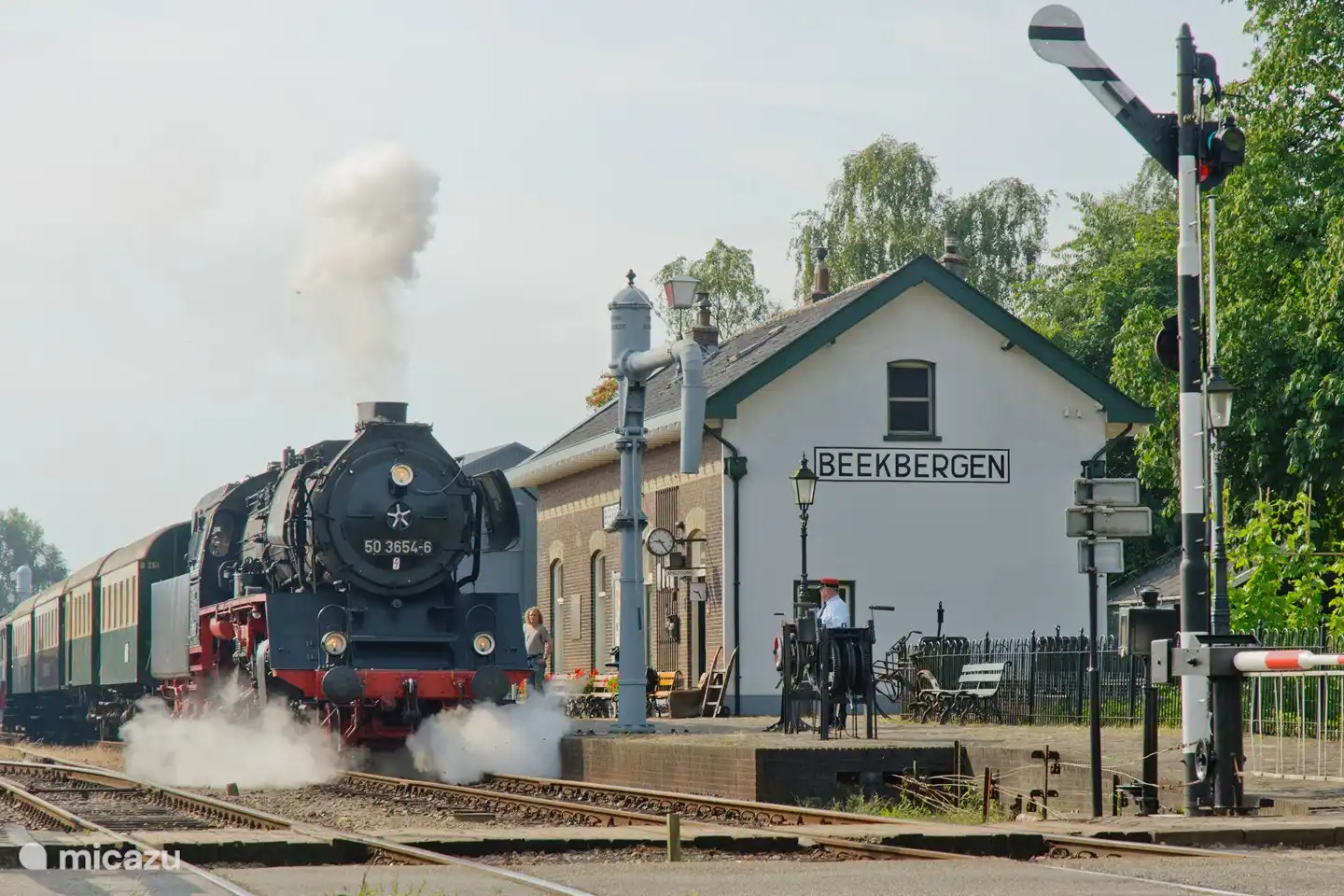 Reis terug in de tijd! De Veluwsche Stoomtrein Maatschappij (VSM) rijdt met historische stoomlocomotieven over de meer dan honderd jaar oude spoorlijn tussen Apeldoorn en Dieren.