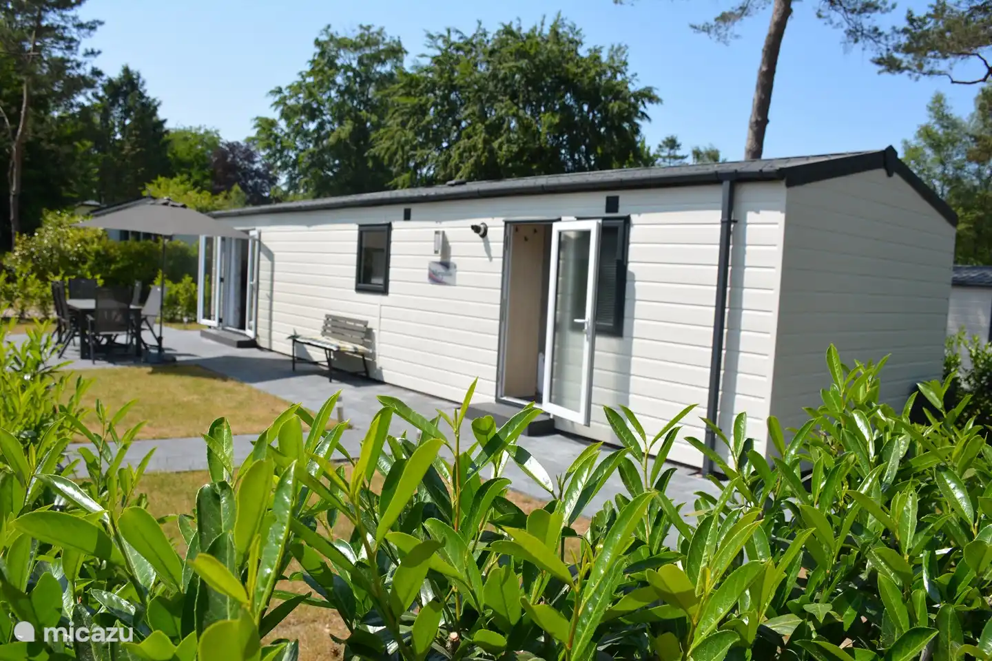 Heerlijke tuin waar een 6 persoons tuinset klaar staat. 