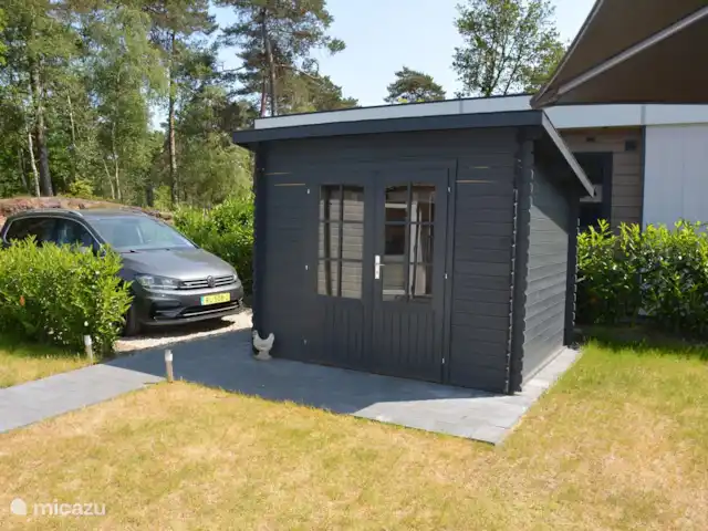 Location de Vacances Pays-Bas, Gueldre, Beekbergen, chalet - Chalet 't Veluws Huuske Un cabanon où vous pouvez placer vos propres vélos.