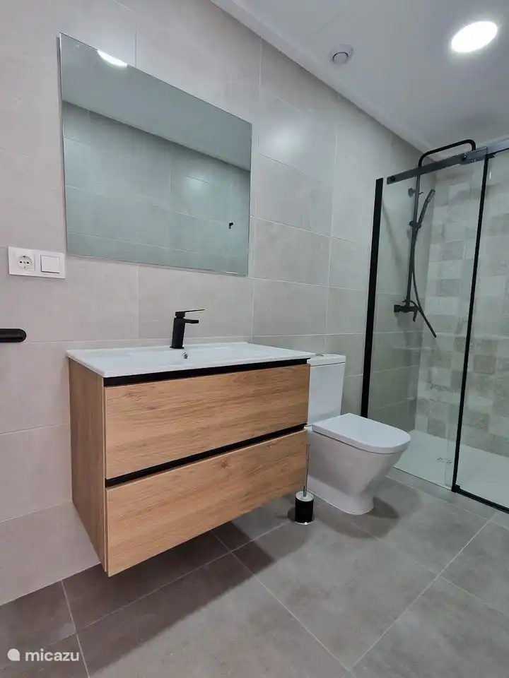 2 identische Badezimmer mit einer geräumigen begehbaren Dusche und einer luxuriösen Regendusche.