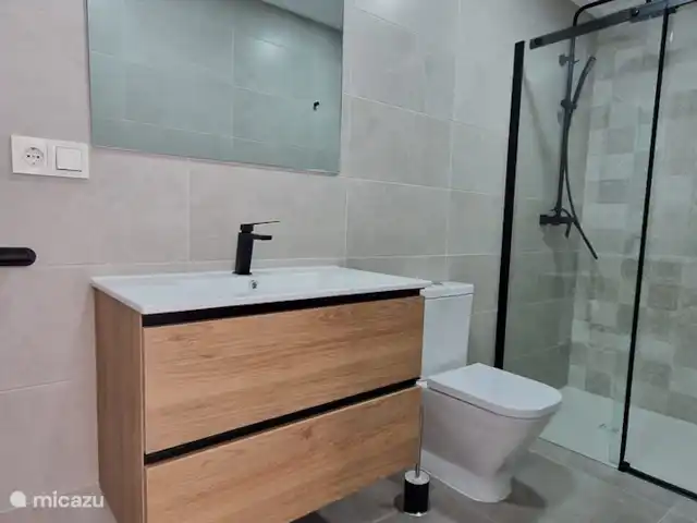 Casa Lo Pagan - Piscine Privée | Espagne, Costa Cálida, Lo Pagán - villa 2 salles de bains identiques, avec une spacieuse douche à l'italienne et une luxueuse douche à effet pluie.