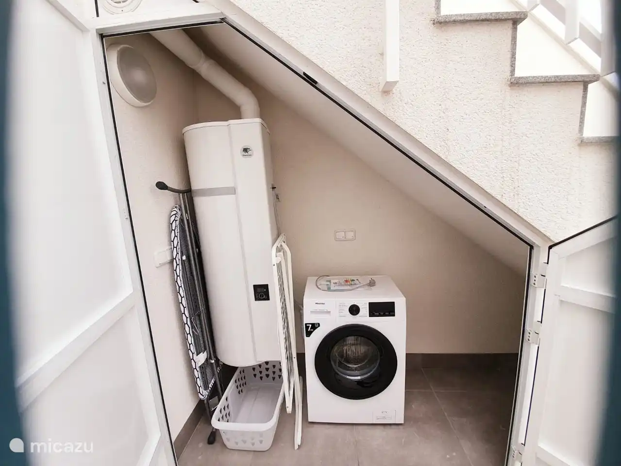 Waschmaschine zur freien Benutzung - Bügelbrett - Kleiderstange und Wäschekorb