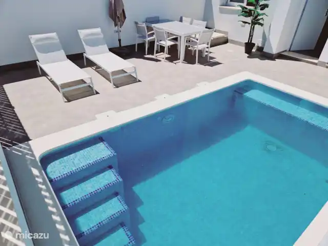Casa Lo Pagan - Piscine Privée | Espagne, Costa Cálida, Lo Pagán - villa Terrasse avec douche extérieure, piscine de 1,8 m de profondeur avec un transat sur toute la longueur. 2 transats et une table à manger spacieuse pour 6 personnes.
