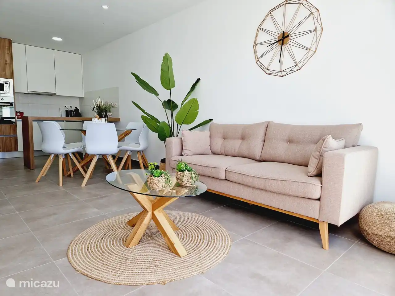 Wohnzimmer mit schönem Sofa und Sessel.