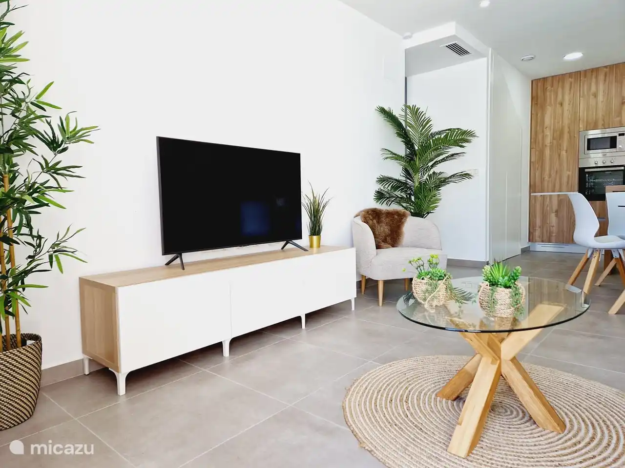 55 Zoll Fernseher mit großzügigem TV-Möbel