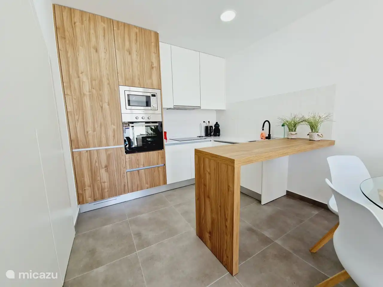 Küche mit allen Geräten und Annehmlichkeiten. Viele Gläser, Teller, Pfannen, Grill, Dolce Gusto, Filterkaffee etc.