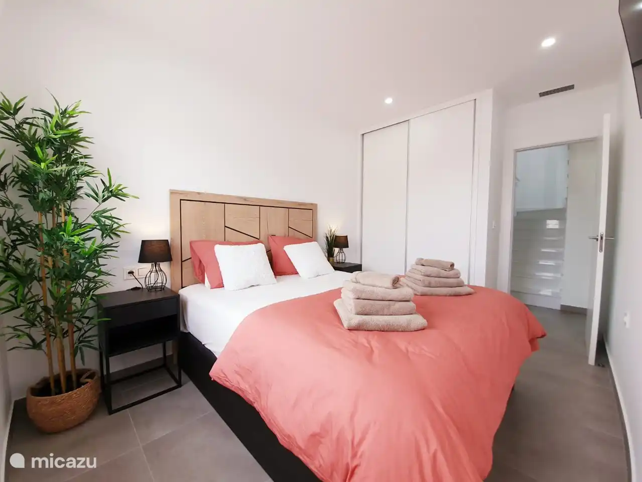 1. Schlafzimmer Erdgeschoss 1,60m x 2,00m Bett, Einbauschrank und 2 Nachttische. Einbauschrank mit Schublade und Stange. Schlafzimmer mit Fensterläden.