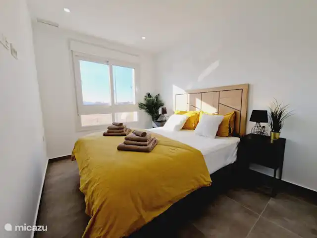 Casa Lo Pagan - Piscine Privée | Espagne, Costa Cálida, Lo Pagán - villa 2ème Chambre à l'étage lit 1.60mx 2.00m, armoire encastrée et 2 tables de chevet. Armoire encastrée avec tiroir et tringle. Chambre avec volets.