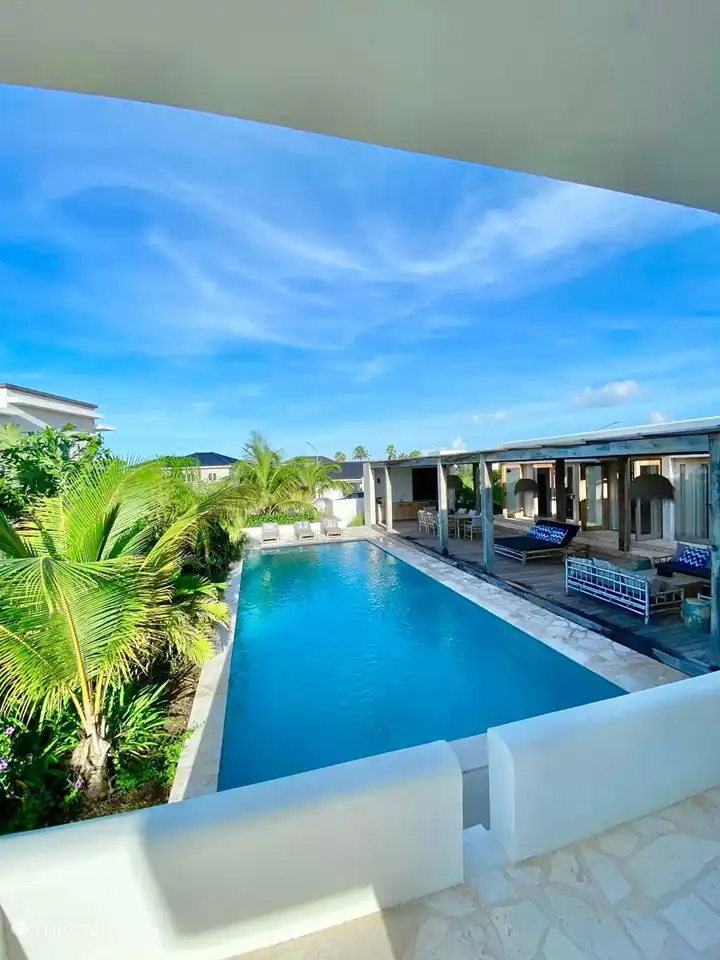 piscina + terraza/porche