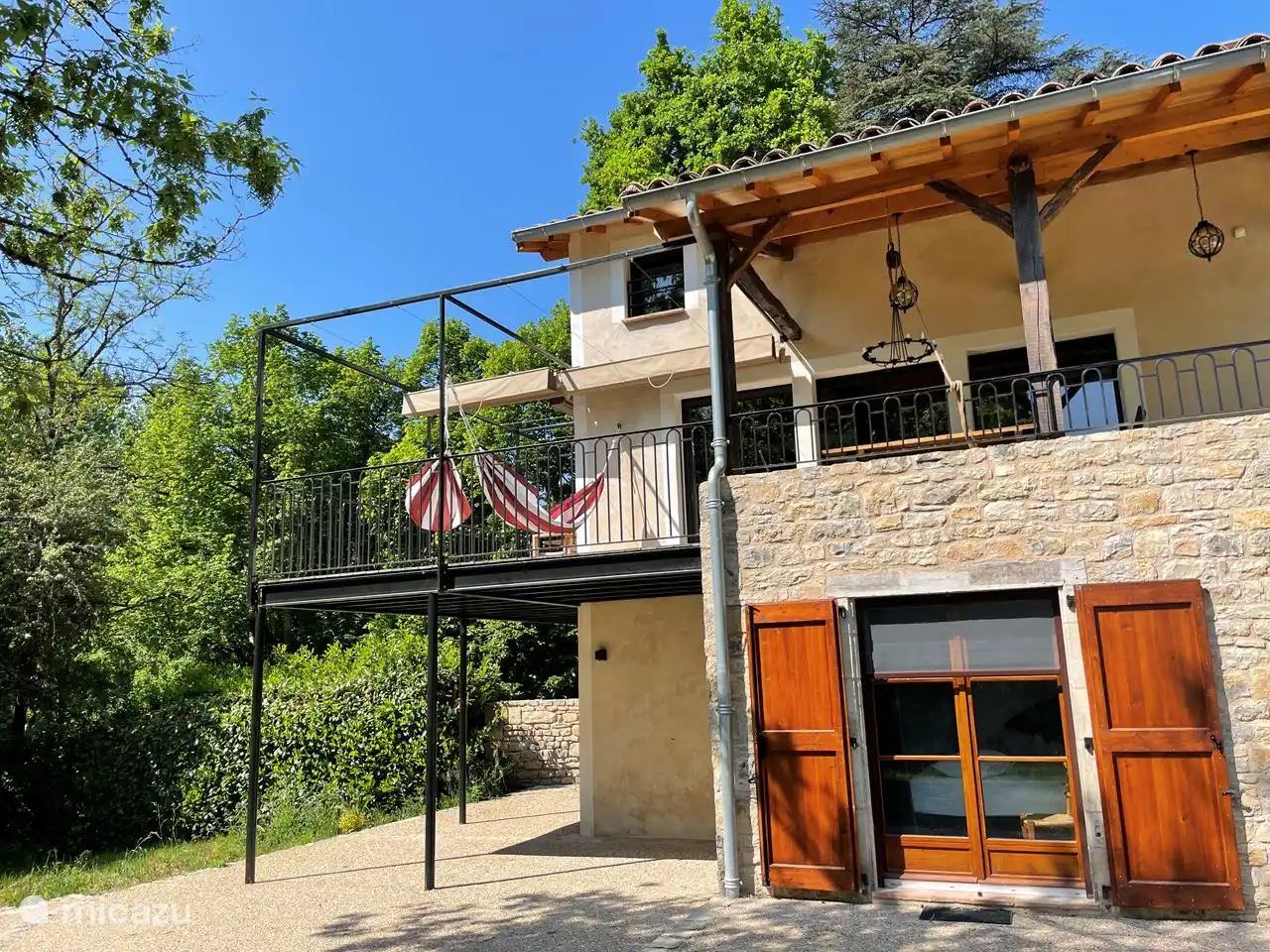 der ganze Platz für mehrere Hängematten