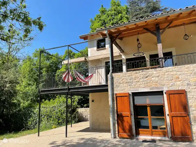 En el río Aveyron en Francia, Tarn-et-Garonne, Féneyrols - casa vacacional todo el espacio para varias hamacas