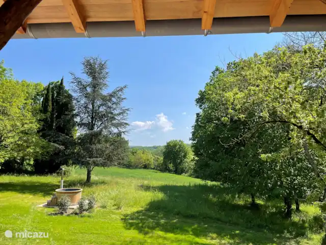 En el río Aveyron en Francia, Tarn-et-Garonne, Féneyrols - casa vacacional La vista sobre el valle.