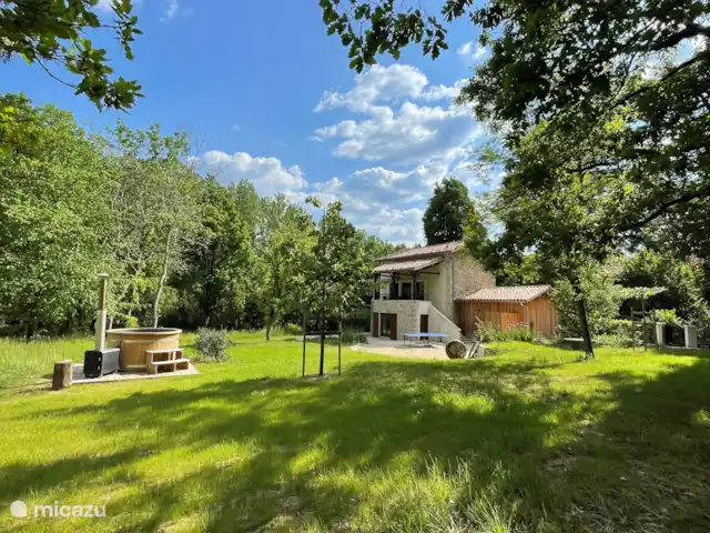 En el río Aveyron en Francia, Tarn-et-Garonne, Féneyrols - casa vacacional La casa con jacuzzi, garaje con mesa de ping pong.