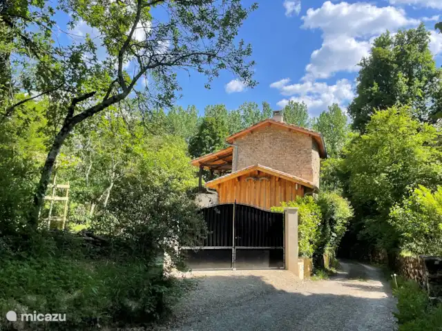 En el río Aveyron en Francia, Tarn-et-Garonne, Féneyrols - casa vacacional vista desde la carretera