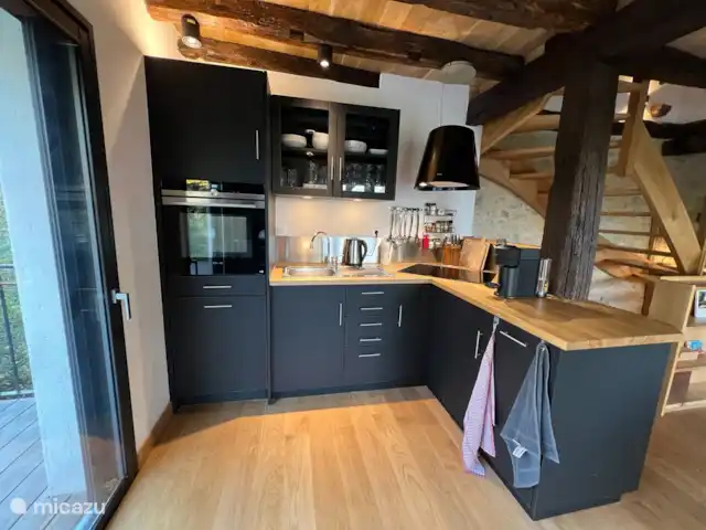 En el río Aveyron en Francia, Tarn-et-Garonne, Féneyrols - casa vacacional cocina con frigorífico americano, horno grande, lavavajillas.