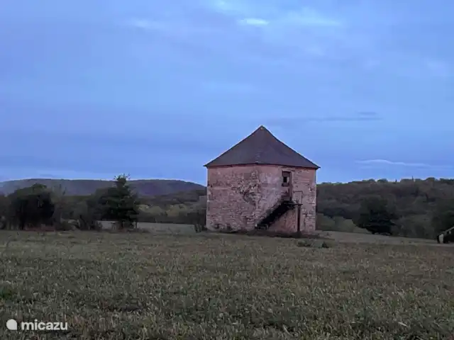 En el río Aveyron en Francia, Tarn-et-Garonne, Féneyrols - casa vacacional Un palomar (paloma) en Fénéyrols