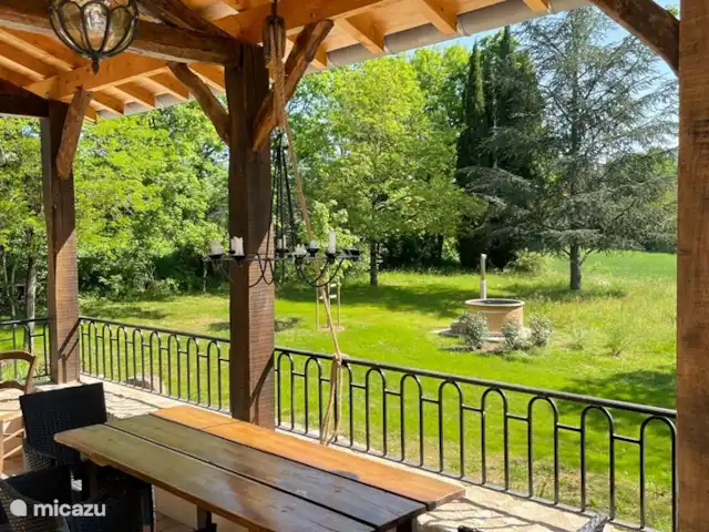 En el río Aveyron en Francia, Tarn-et-Garonne, Féneyrols - casa vacacional vista desde el porche