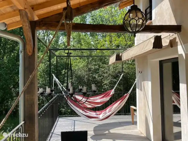 En el río Aveyron en Francia, Tarn-et-Garonne, Féneyrols - casa vacacional Hamacas con vistas al río.