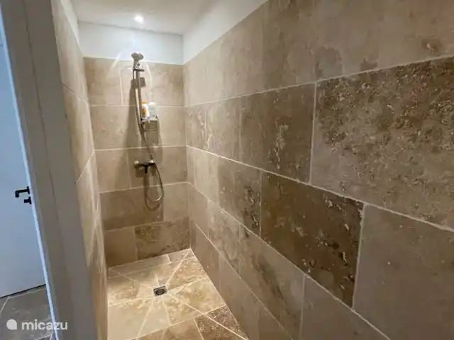 En el río Aveyron en Francia, Tarn-et-Garonne, Féneyrols - casa vacacional baño planta baja