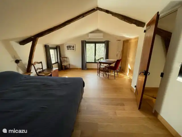 En el río Aveyron en Francia, Tarn-et-Garonne, Féneyrols - casa vacacional recamara principal