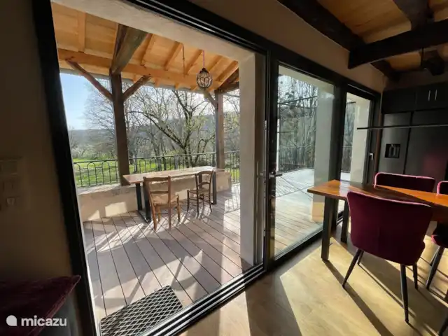 En el río Aveyron en Francia, Tarn-et-Garonne, Féneyrols - casa vacacional vista hacia el río Aveyron