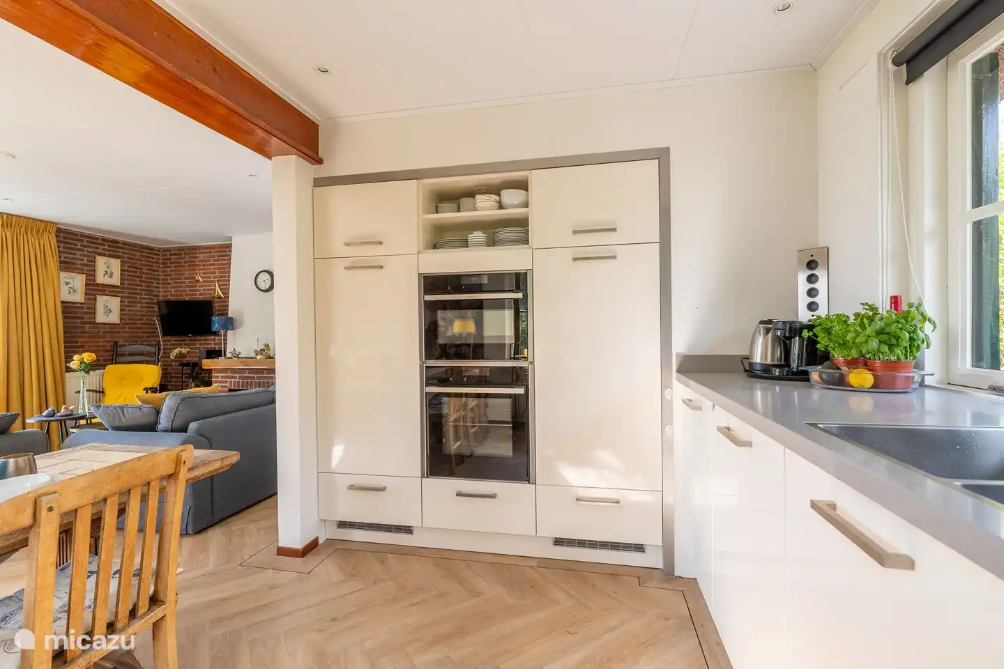 Keuken met stoom oven en magnetron/combi oven. Diepvries en koelkast en vaatwasser