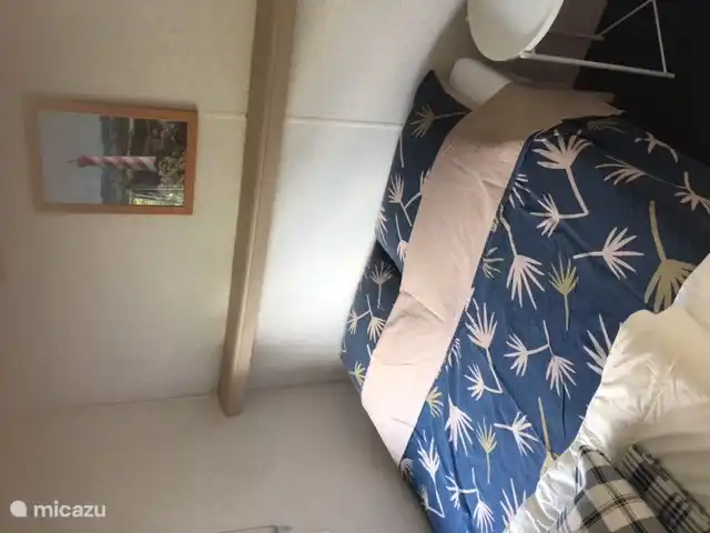 Dormitorio con cama de matrimonio de 1,40 x 1,90 m.