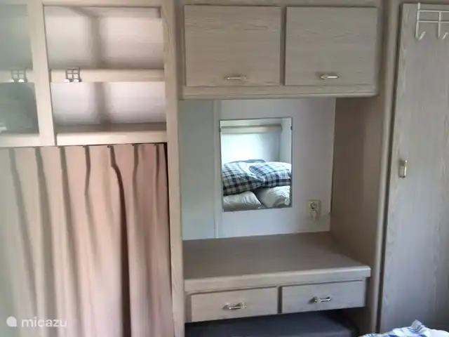 Closet de pared en dormitorio.